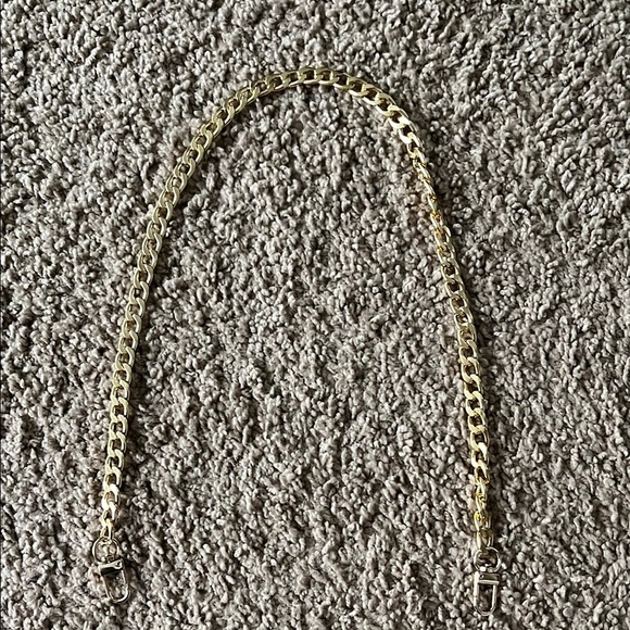 Handbags - Gold Crossbody Lightweight Strap 25” ❤️NEW❤️